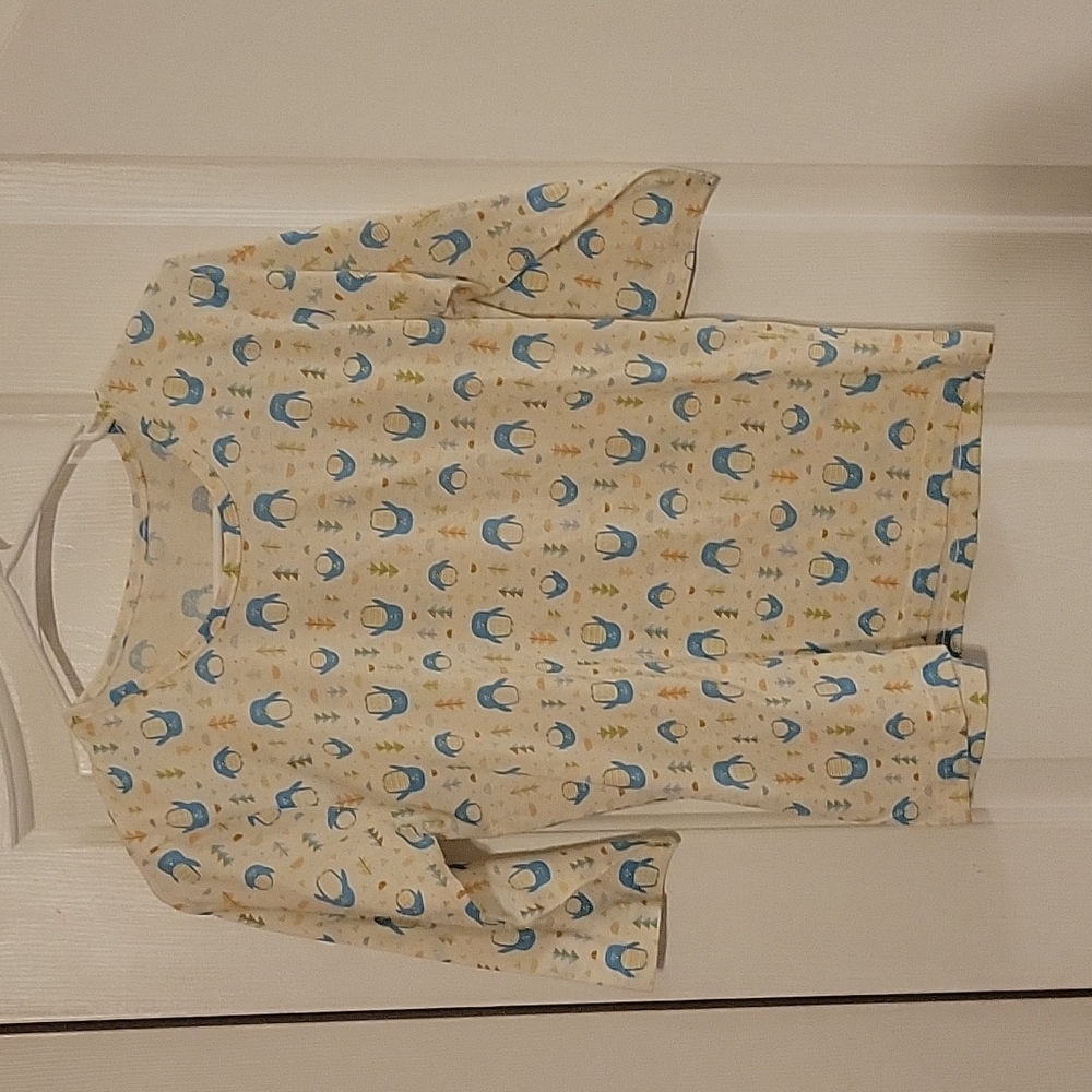 WithOrganic Size 8 Girls Tee shirt.  Ivory with Blue Penguins.